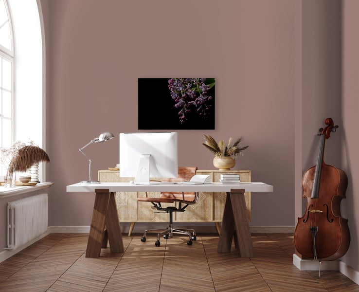 Einrichtung eines Arbeitszimmers mit Schreibtisch, Stuhl, Computer, Lampe und Wandbild, in einer eleganten und ruhigen Atmosphäre.