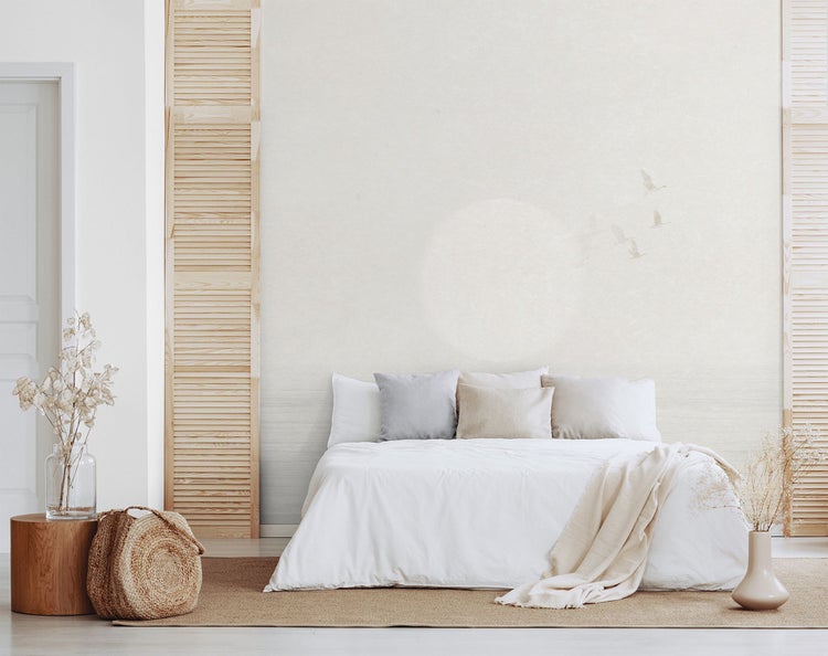 Schlafzimmer mit Bett, dekorativer Wandtapete, Holzelementen und Naturdekorationen für ein helles, freundliches Ambiente.