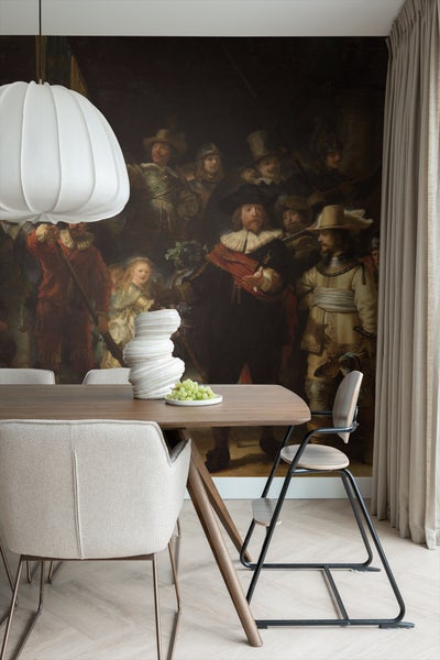 Esszimmer mit Esstisch, Stühlen, Pendelleuchte und Wandbild