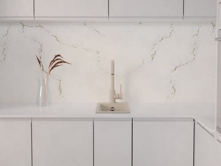 Moderne Küche mit Küchenrückwand in Marmoroptik, weißer Arbeitsplatte, Einbauspüle und minimalistischer Armatur.