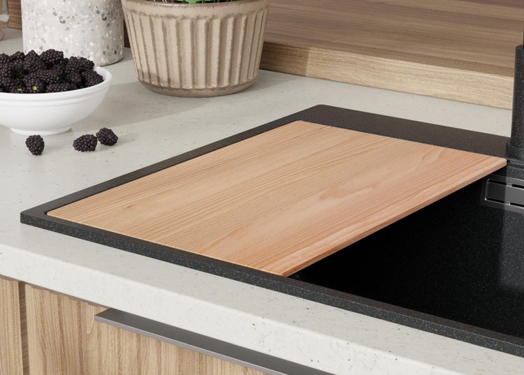 Spüle mit Schneidebrett, Dekoration und Armatur