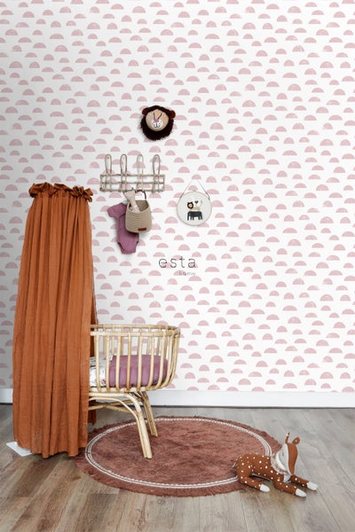 Kinderzimmer mit Wandtapete, Babybett, Teppich und Dekoration