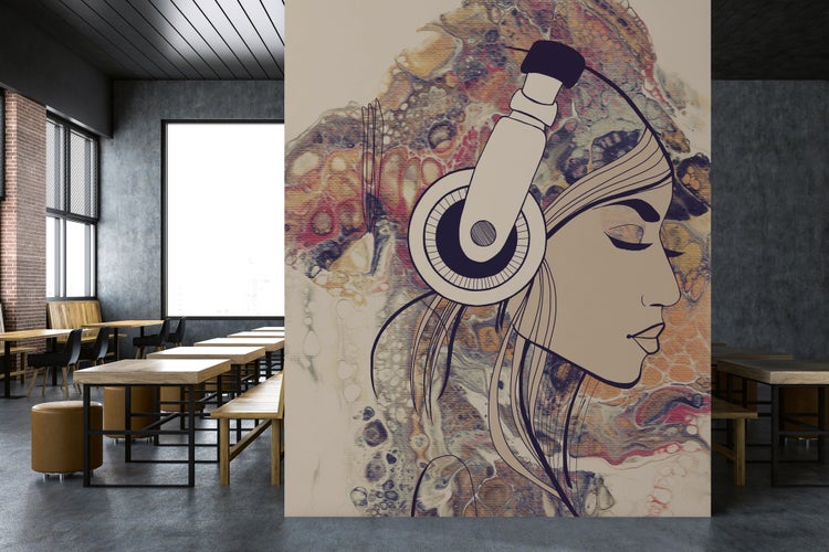 Moderne Fototapete mit Illustration eines Frauenkopfes mit Kopfhörern auf abstraktem Hintergrund in einem Café im Industriestil mit Holztischen.