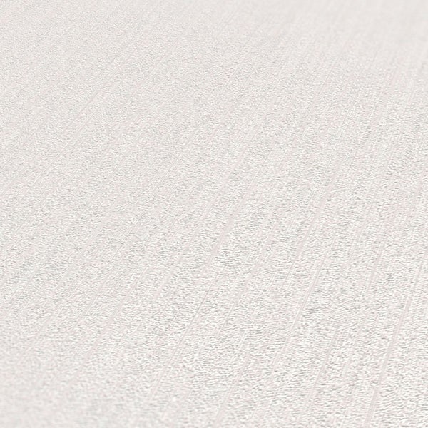 Helles Schlafzimmer mit Bett, Kissen, Tagesdecke, Vorhängen und Pflanzen