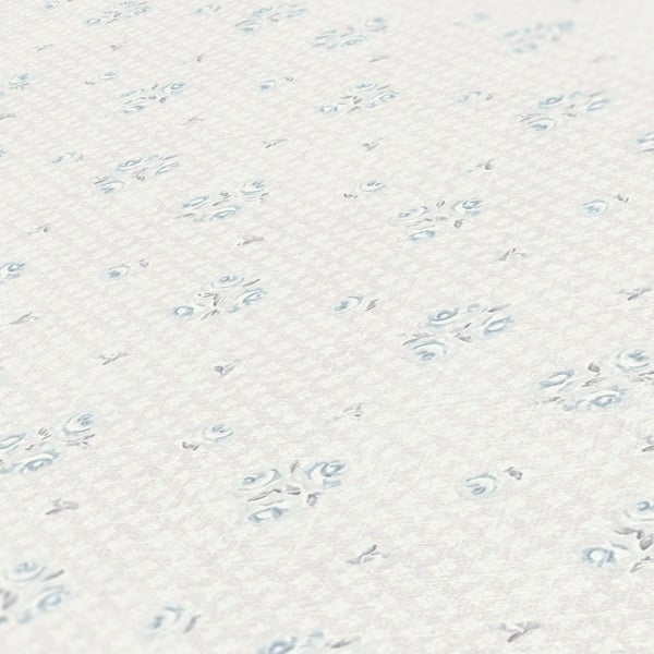 Wohnzimmer mit grauem Sofa, Stehlampe und gemusterter Tapete