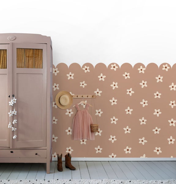 Kinderzimmer mit Kleiderschrank, Wanddekoration und Accessoires