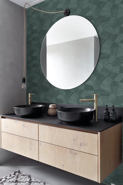 Modernes Badezimmer mit Waschtisch, runden Waschbecken, Spiegel und gemusterter Tapete