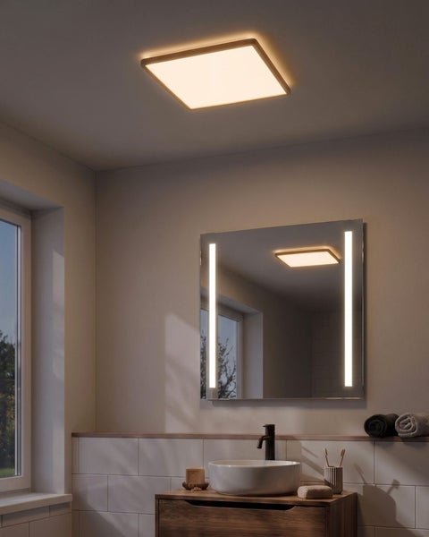Modernes Badezimmer mit quadratischem LED Spiegel, Wandwaschbecken auf Unterschrank und quadratischer Deckenleuchte für ein stimmungsvolles Ambiente.