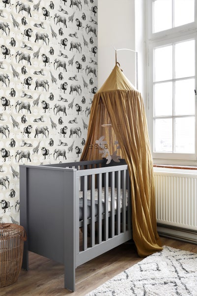 Kinderzimmer mit grauem Kinderbett, Baldachin und Tapete mit Tiermotiven