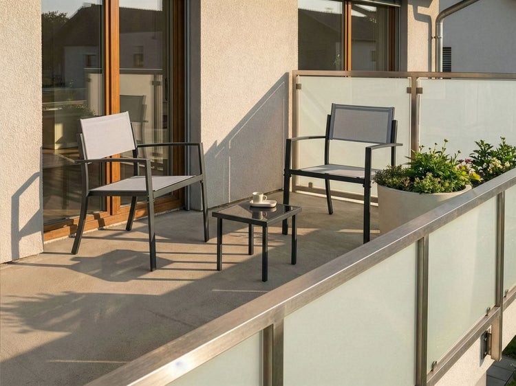 Balkon mit zwei Stühlen und einem Tisch für entspannte Stunden im Freien