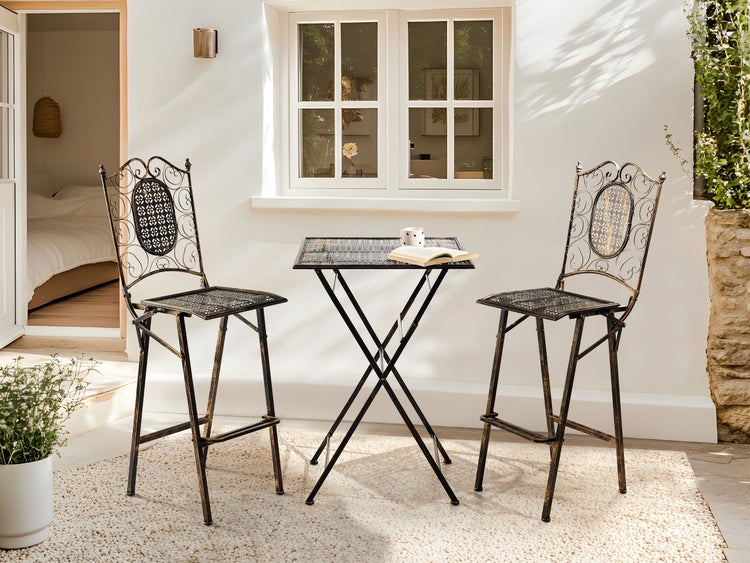 Gartengarnitur, bestehend aus einem Tisch und zwei Stühlen, Metallkonstruktion