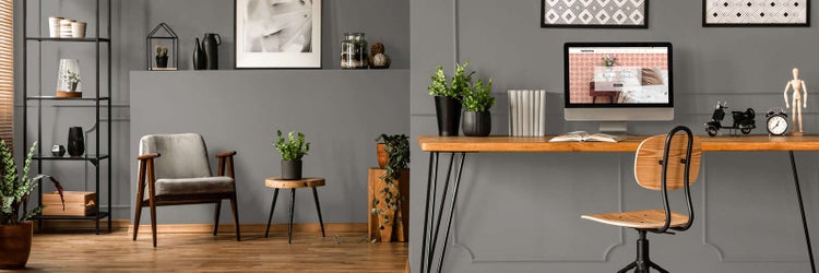 Modernes Heimbüro mit Holzschreibtisch, Hairpin-Legs und Stuhl. Organisierte Sitzecke mit grauem Sessel, Holz-Beistelltisch und schwarzem Metallregal.