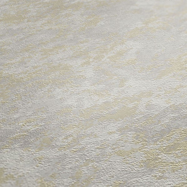 Wohnzimmer mit heller gemusterter Tapete, Sesseln und Couchtisch