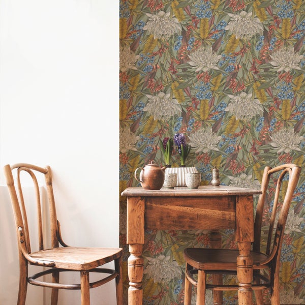 Grüne Zwergfichte im Garten.