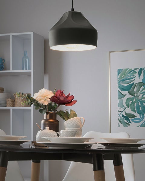 Esstisch-Szene mit Hängelampe, Geschirr und Blumenvase