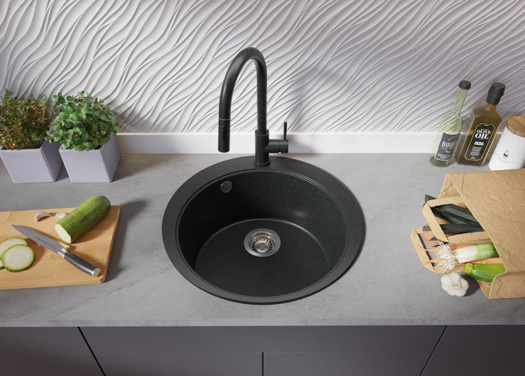 Küchenszene mit runder Spüle, Armatur und Lebensmitteln auf der Arbeitsfläche