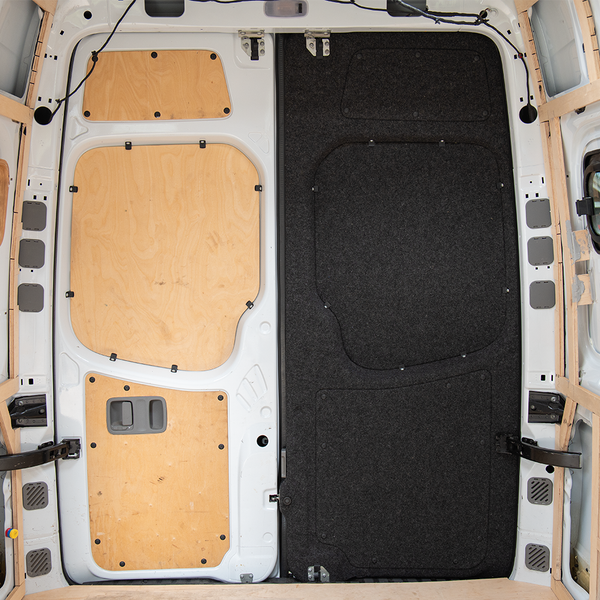 Innenausbau eines Lieferwagens mit Holz und Textil