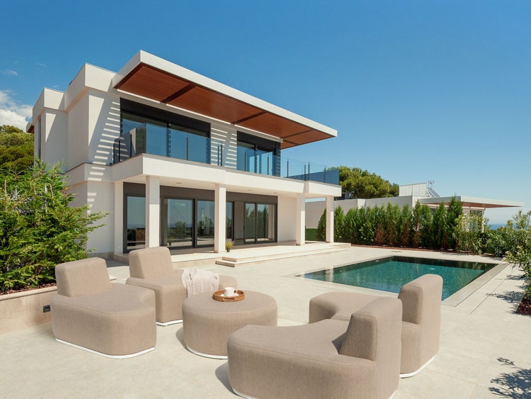 Modernes Haus mit Pool und Lounge-Möbeln im Außenbereich