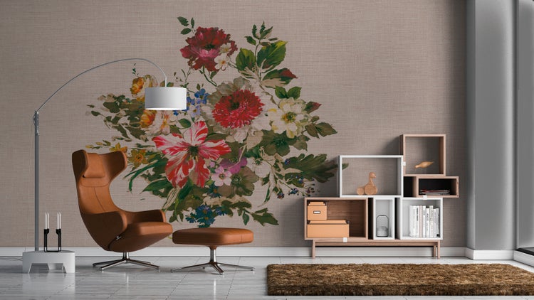 Phototapete mit großem Blumenstrauß in einem hellen, modern eingerichteten Wohnzimmer mit braunem Ledersessel und modularem Regal.