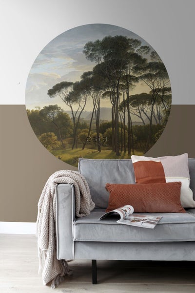 Wanddekoration mit Waldmotiv über grauem Sofa