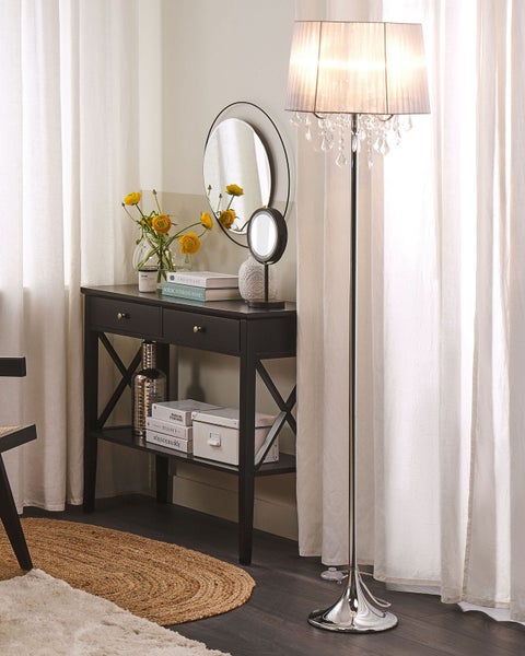 Elegantes Interieur mit Konsole, Spiegel und Stehlampe für stimmungsvolle Beleuchtung