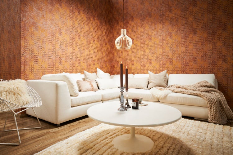 Wohnzimmer mit Ecksofa, Couchtisch und gemusterter Tapete