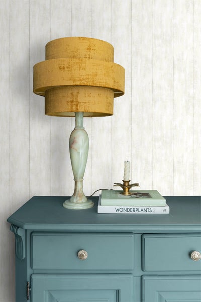Dekorative Tischleuchte mit Lampenschirm auf einer Kommode