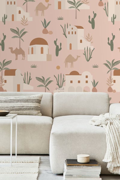 Nahaufnahme einer Wohnzimmerszene mit einer Wandtapete mit Wüstenmotiven, einschließlich Kamelen, Kakteen und Wüstenarchitektur
