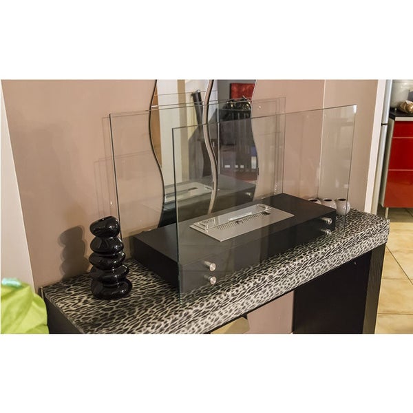 Ethanolkamin mit Glasplatten auf einer Konsole