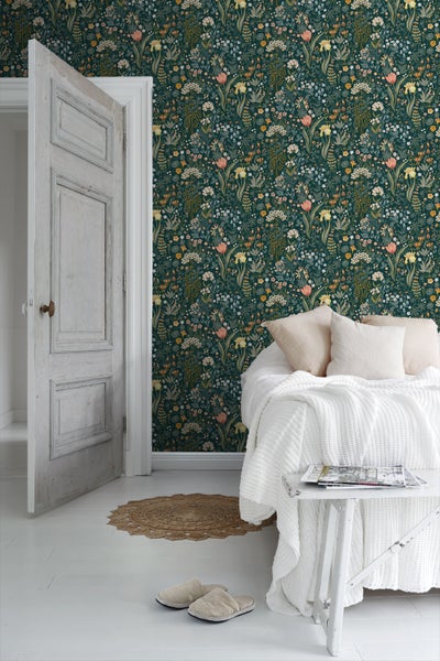 Schlafzimmer mit floraler Tapete, Bett und Nachttisch