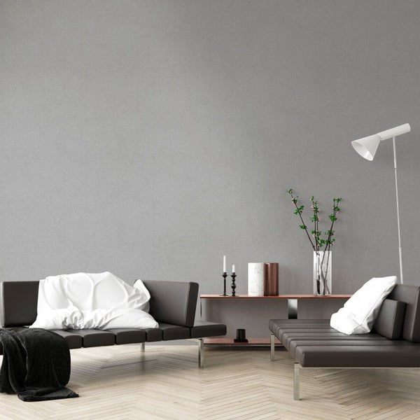 Wohnzimmer mit grauer Wand, Sofas, Regal und Stehlampe