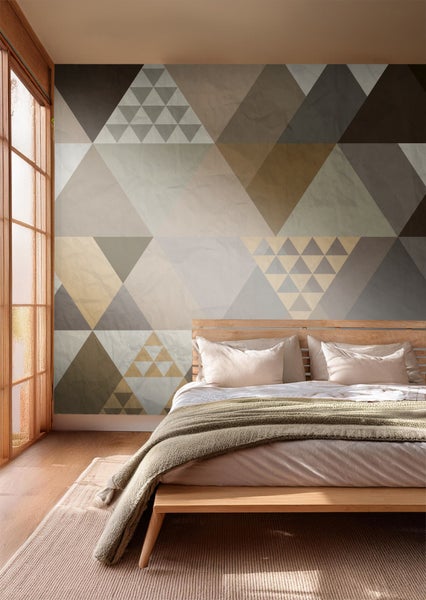 Schlafzimmer mit geometrischer Dreieckstapete, Holzbett und Teppich für eine moderne Raumgestaltung