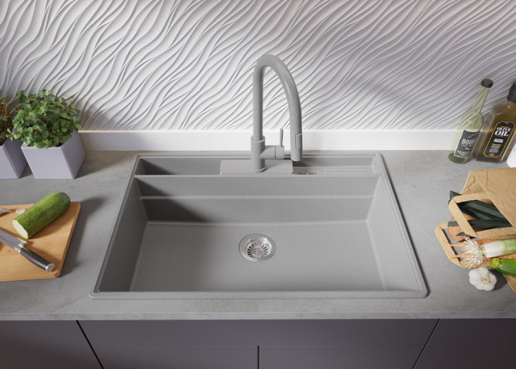 Küchenszene mit einer Spüle, einem Wasserhahn, Gemüse und dekorativen Elementen auf einer Küchentheke.