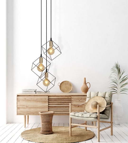 Helle Inneneinrichtung mit Holzkommode, Sessel und geometrischer Pendelleuchte