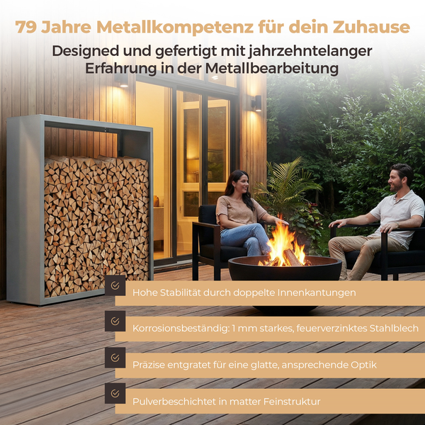 Modernes Brennholzregal aus pulverbeschichtetem Metall und eine Feuerschale auf einer Holzterrasse mit einem Paar in organisierter Gartenumgebung.