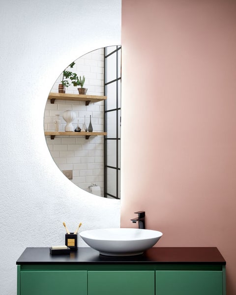 Badezimmer mit Spiegel, Waschtisch und Armatur