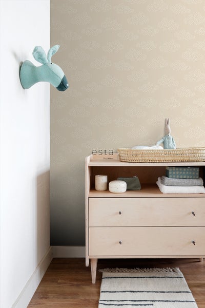 Babyzimmer mit Wolken Tapete, Kommode und Dekoration