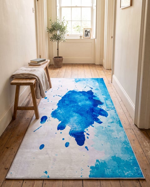 Läufer mit Aquarellmuster in einem hellen Flur mit Holzboden und einer Sitzbank aus Holz.