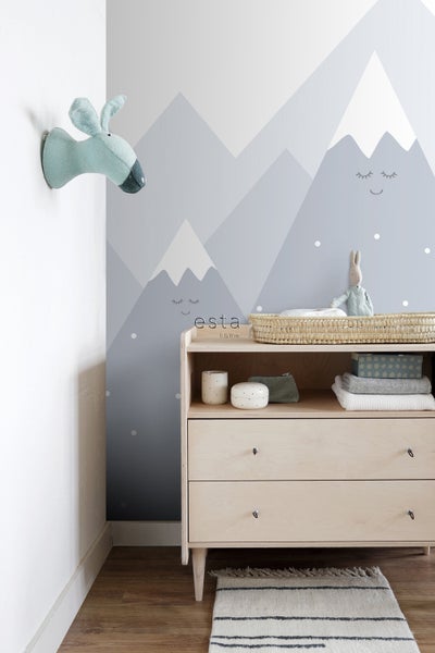 Kinderzimmer mit Kommode, Wanddekoration und Teppich