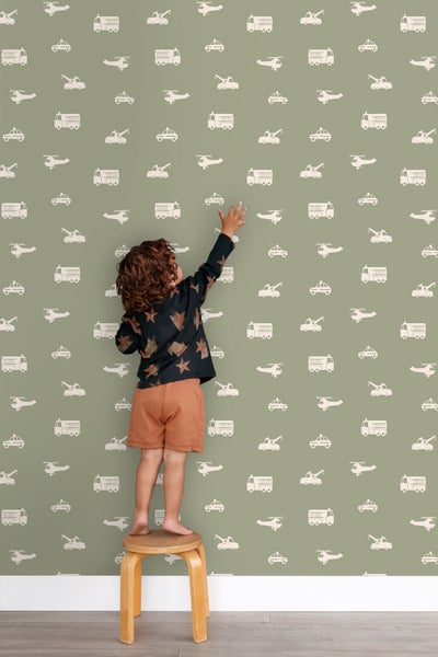 Badezimmer mit Waschbeckenunterschrank, Spiegelschrank und Beleuchtung