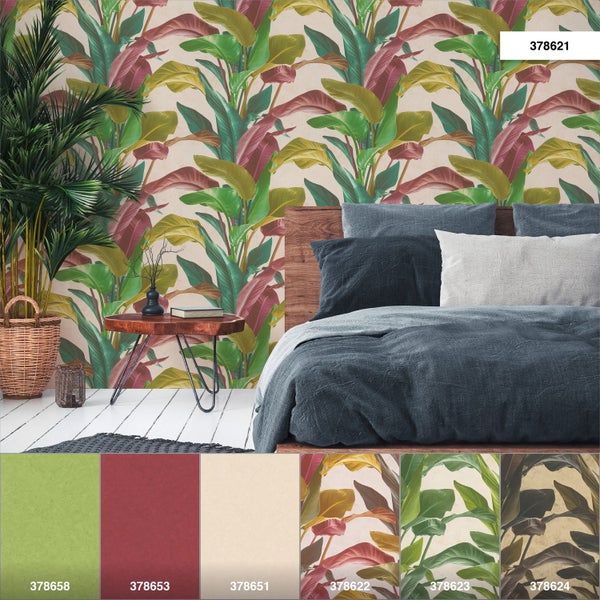 Nahaufnahme von violetten Waldrebenblüten mit grünen Blättern.