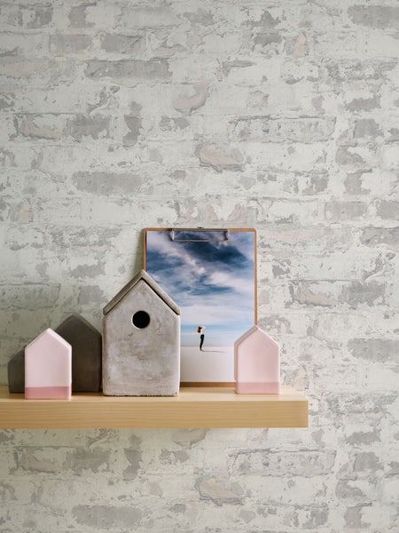 Schlafzimmer mit Bett, Nachttisch und dekorativen Knoten Kissen