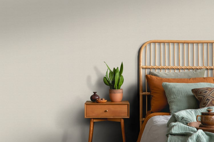 Schlafzimmer mit Rattanbett und Mustertapete