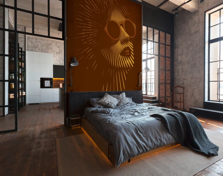 Modernes Schlafzimmer im Industriestil mit großem Bett, warmer Unterbettbeleuchtung und einem stilisierten Wandbild über dem dunklen Kopfteil.