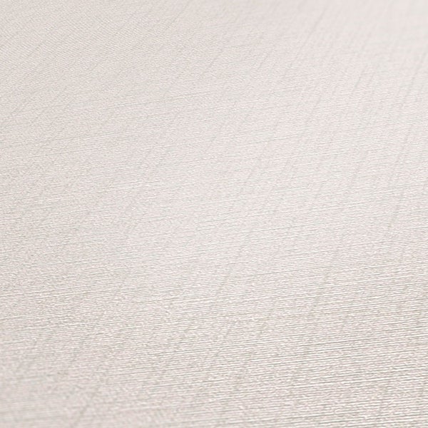 Nahaufnahme eines Wohnzimmers mit einer Wand mit geblümter Tapete, einer Couch und dekorativen Accessoires.