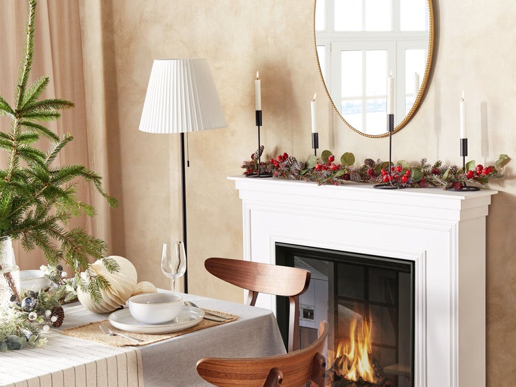 Nahaufnahme eines grauen Teppichs mit kurzem Flor