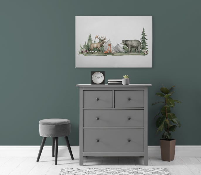 Wandbild mit Waldtiermotiv über einer grauen Kommode mit Hocker und Pflanze in einem modern eingerichteten Raum.
