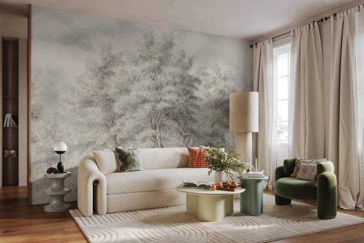 Heller Wohnraum mit Sofa, Sessel, Tisch und Waldtapete