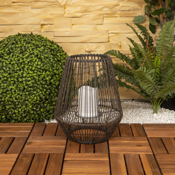 Dekorative Laterne mit Kerze auf Holzfliesen