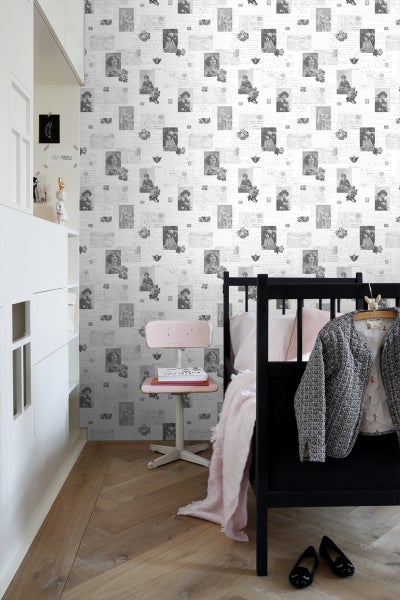 Kinderzimmer mit Bett, Stuhl und Tapete mit Briefmarkenmuster